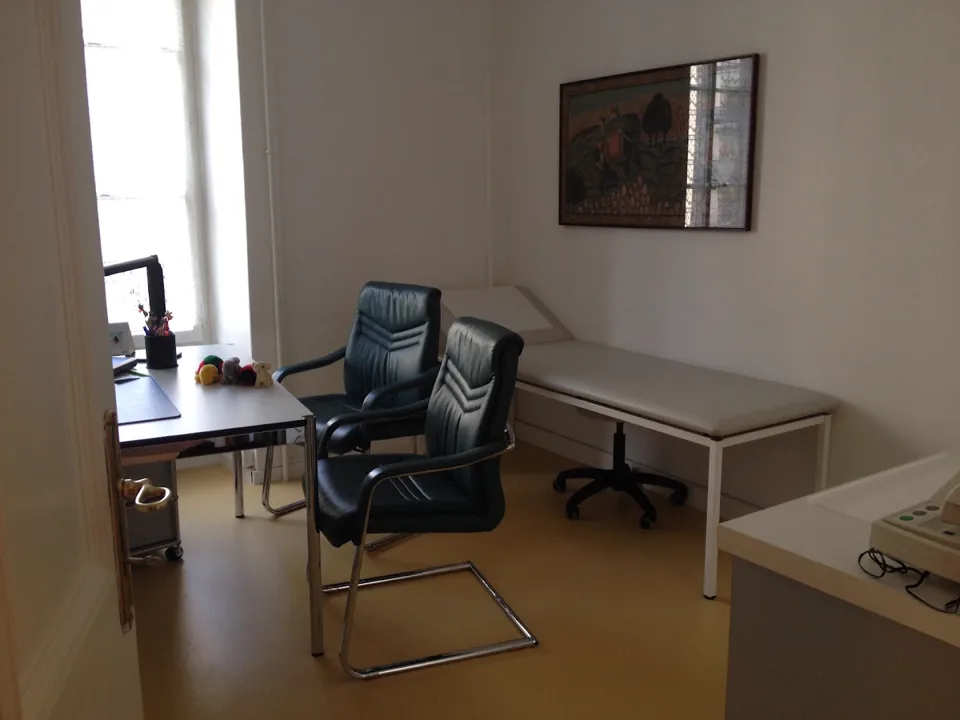 La salle de consultation du cabinet, rue Daubin